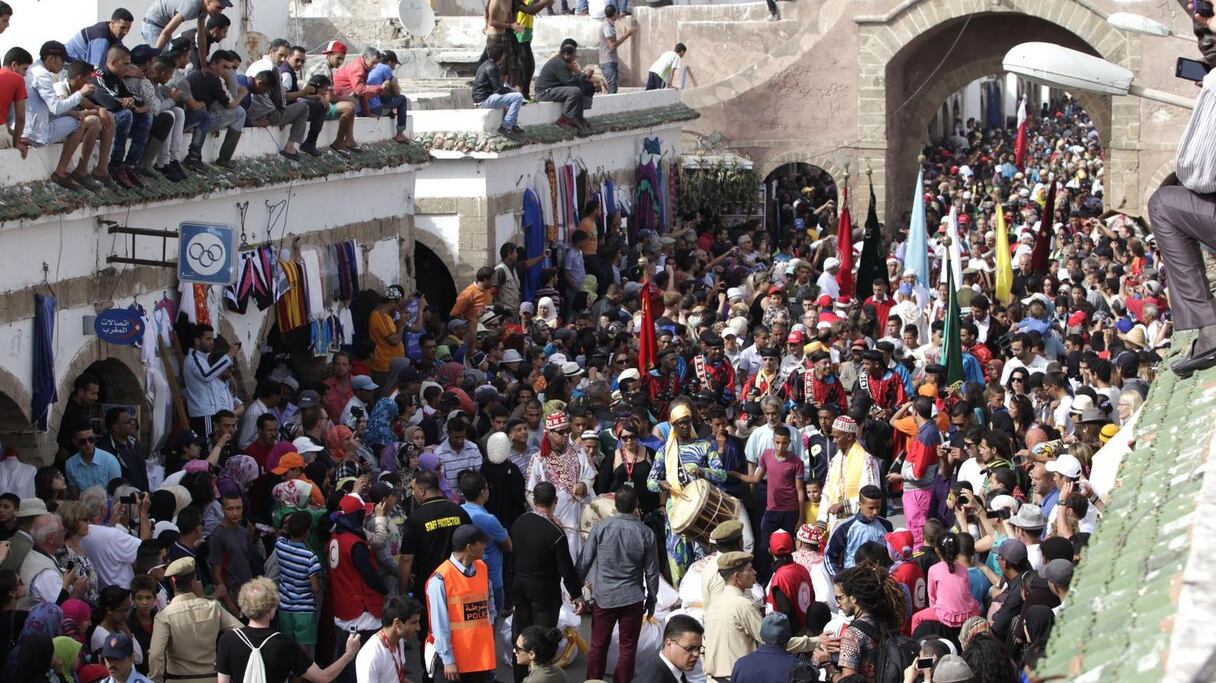 Des rues en effervescence. Pour échapper à la foule, certains se sont juchés sur les murailles pour profiter tranquillement d'un superbe spectacle.  
