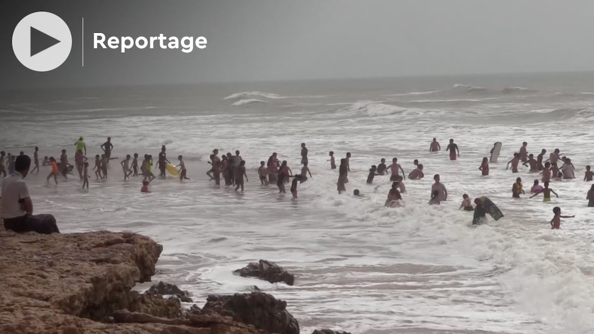 Foum El Oued, plage très fréquentée au cours de l'été, se trouve à 25 km de Laâyoune. 
