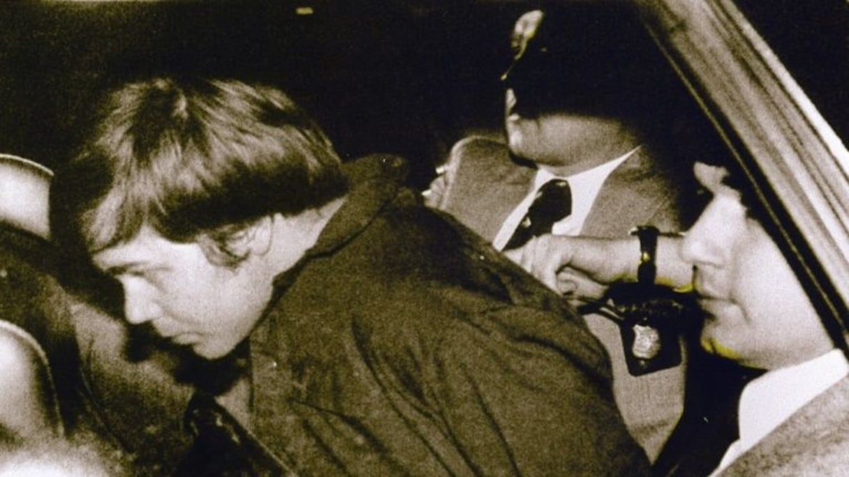 John Hinckley arrêté le 30 mars 1981, après sa tentative d'assassinat du président Reagan à Washington D.C.
