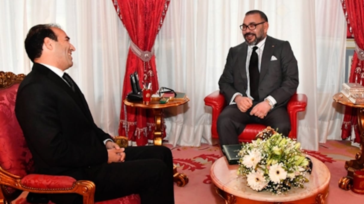 Le roi Mohammed VI recevant, au Palais royal de Rabat, Mohamed Benalilou.
