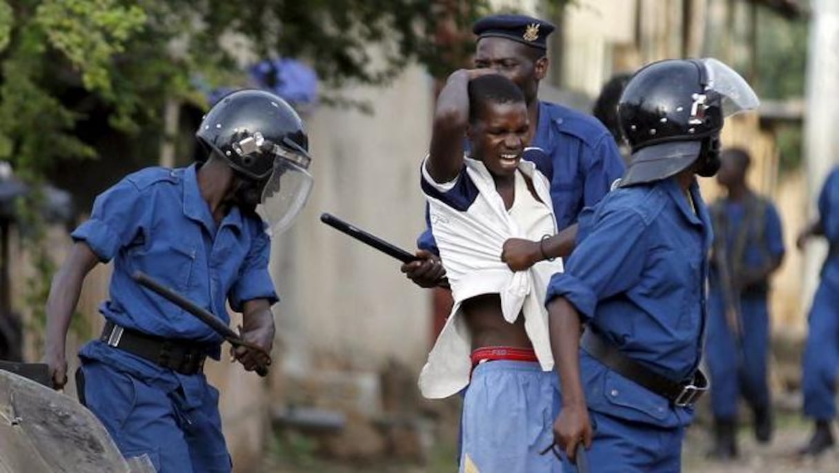 Arrestation d'un manifestant à Bujumbura par la police antiémeute.
