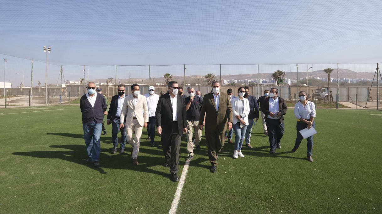 Aziz Akhannouch, maire d'Agadir, effectue une visite du nouveau terrain de sport de proximité, dans le quartier Anza, le 30 octobre 2021.
