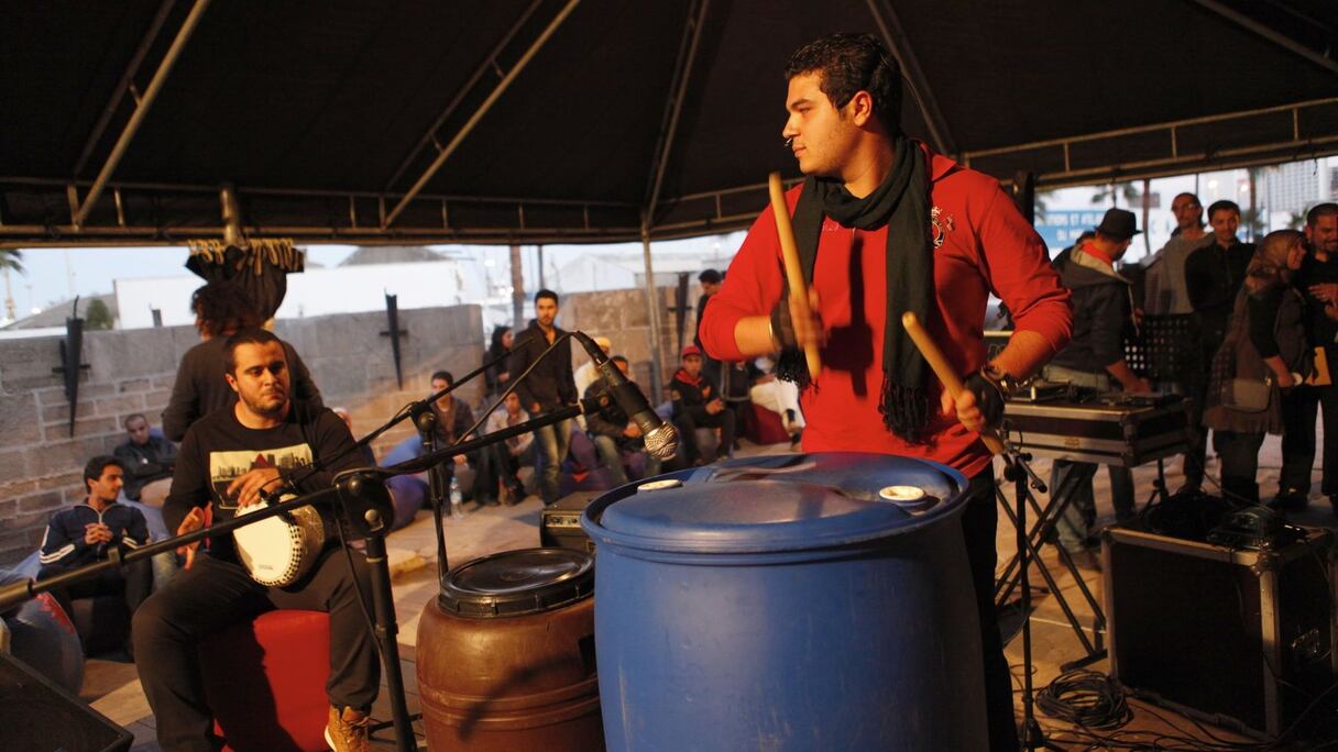 Le groupe Ottla fait des percussions sur des tonneaux, pour le plus grand plaisir des spectateurs
