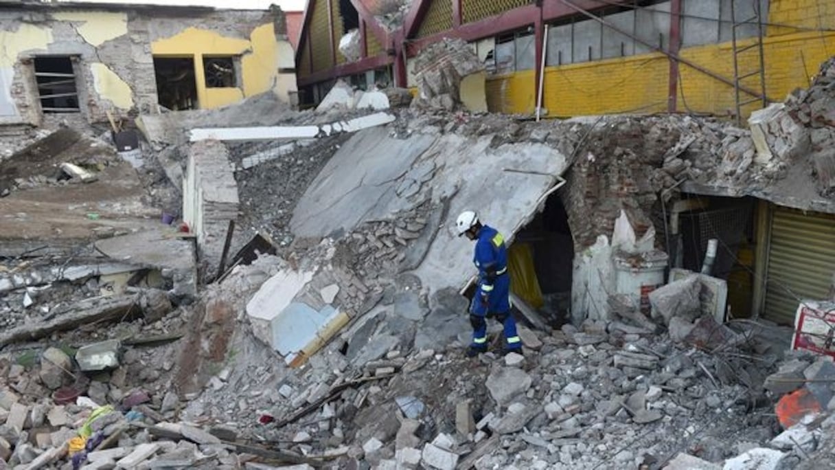 Des secouristes cherchent des survivants à Juchitan de Zaragoza au Mexique le 9 septembre 2017. 
