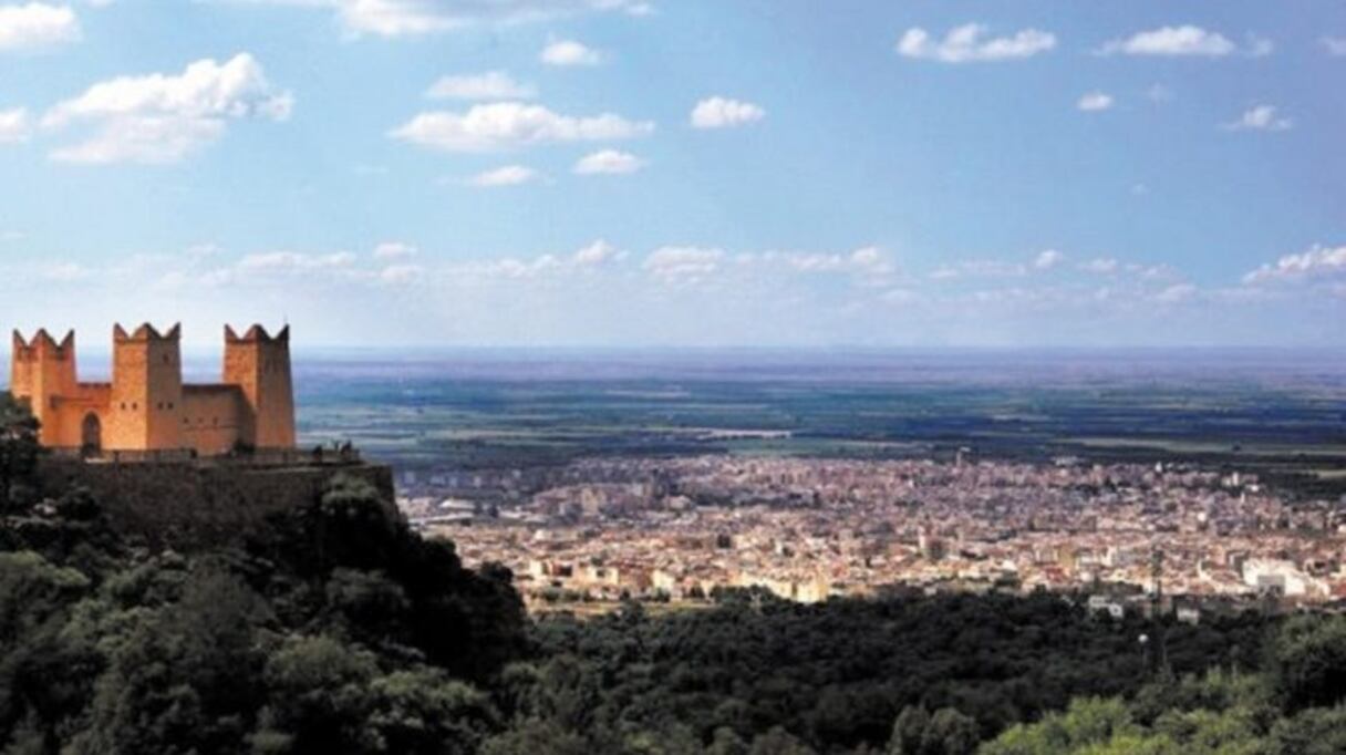 Beni Mellal (Moyen Atlas). La région a pu développer une importante arboriculture, grâce au barrage de Bin El Ouidane, le plus grand du Royaume (3.735 hectares), achevé en 1955. Dans ses vastes vergers, poussent abricots, olives et oranges, réputés à travers le Maroc et bien au-delà.
