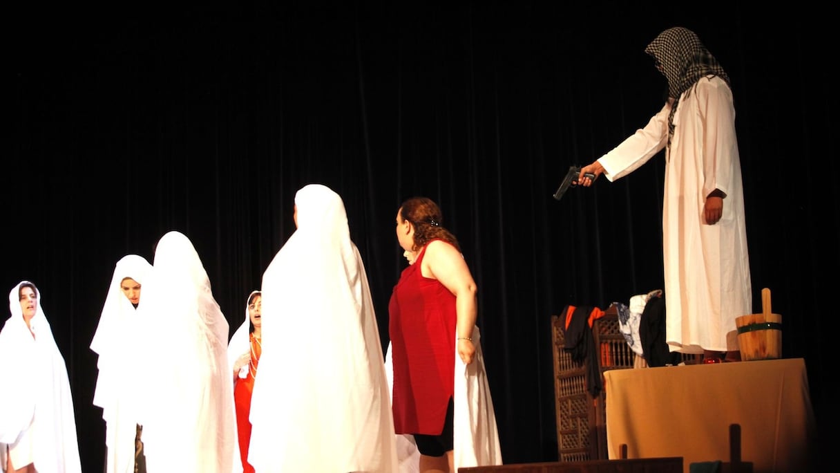 Une souffrance qui les unit, malgré les avis divergents, par moments et les rassemble autour de celle qui s'apprête, dans une scène hautement symbolique, à donner naissance à son enfant dans l'enceinte moite du hammam.