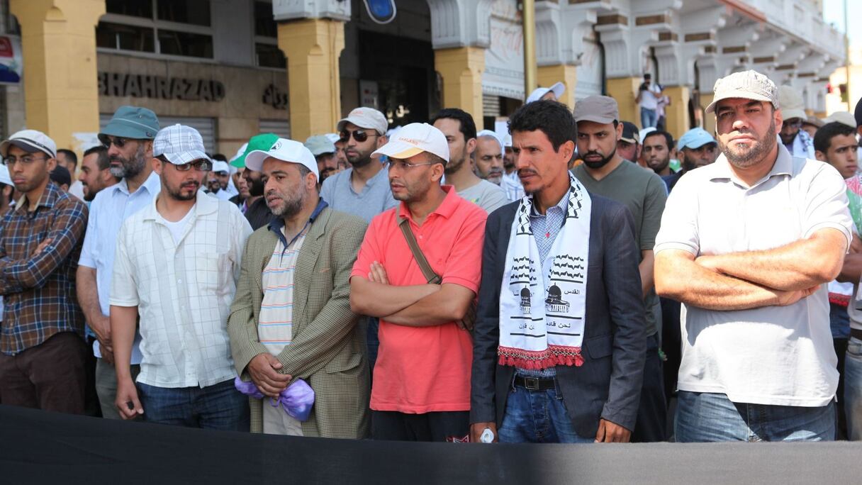 Les visages sont graves, les regards prenants.
