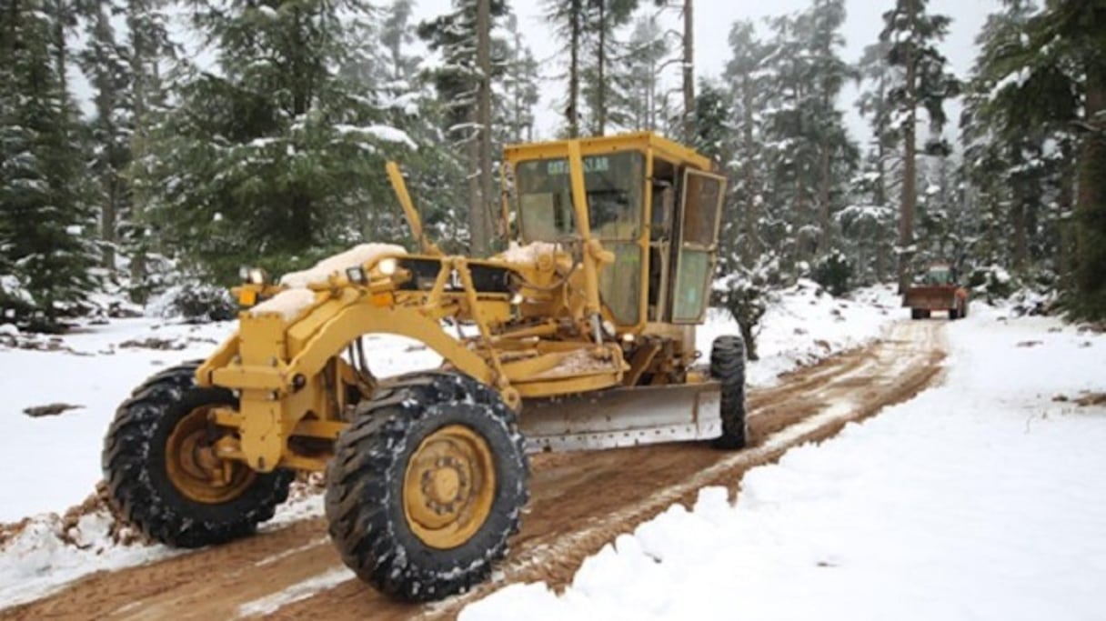 Les engins de déneigement s'affèrent pour dégager les routes dans la régions d'Azilal.
