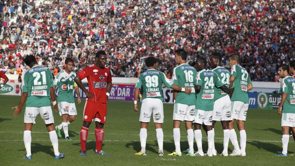 Bakary Kone marque le premier but de la rencontre sur un magnifique coup franc à la 24e minute.
