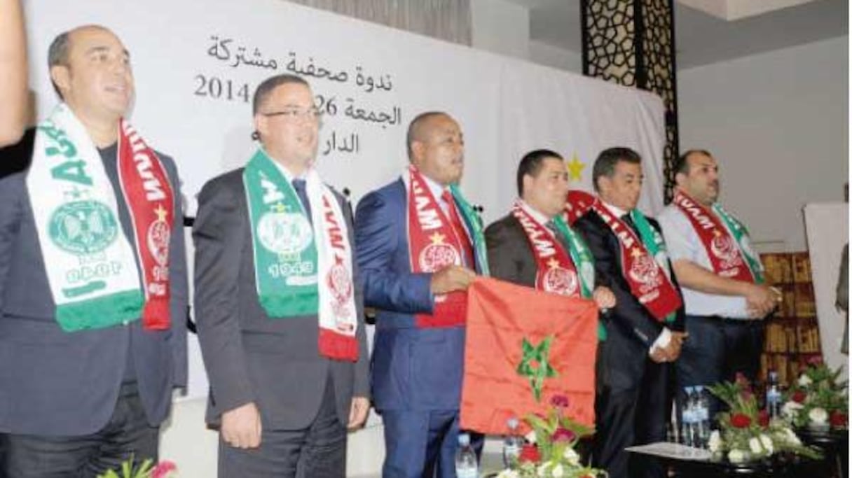 Au centre nous retrouvons les présidents Fouzi Lekjaa (FRMF), Saïd Naciri (WAC) et Mohamed Boudrika (Raja).
