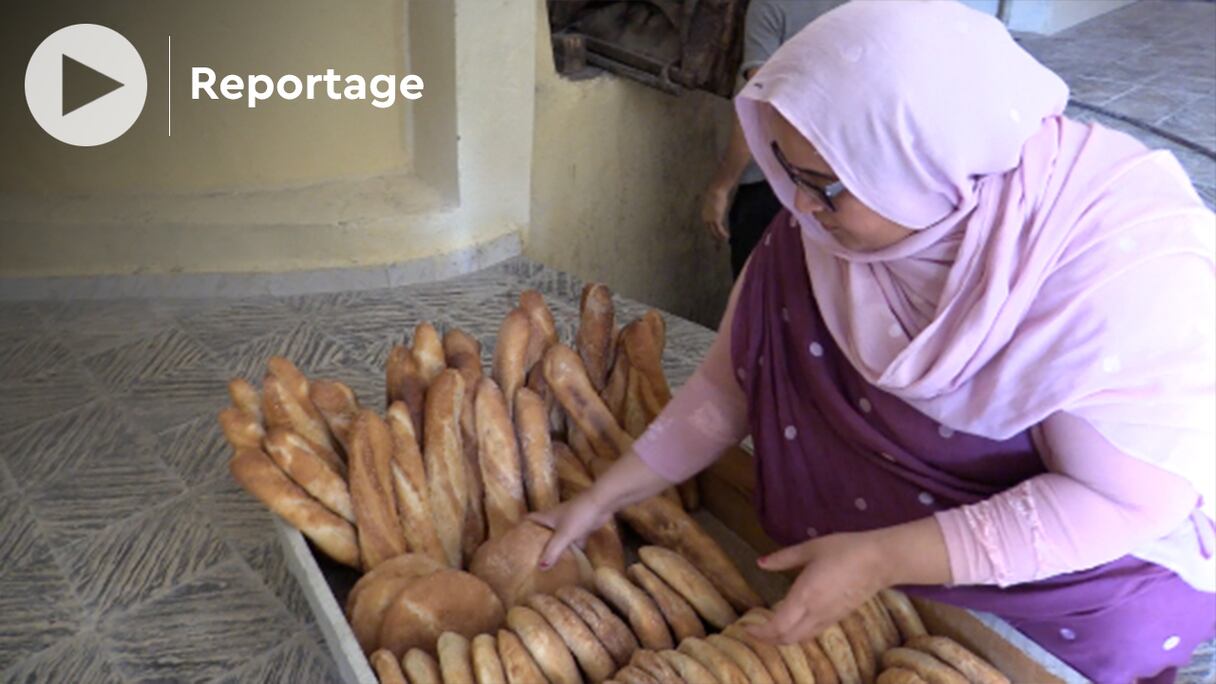 Dans un four public de Laâyoune, la manière de pétrir et de cuir le pain selon l'ancestrale méthode marocaine a pu être préservée.  

