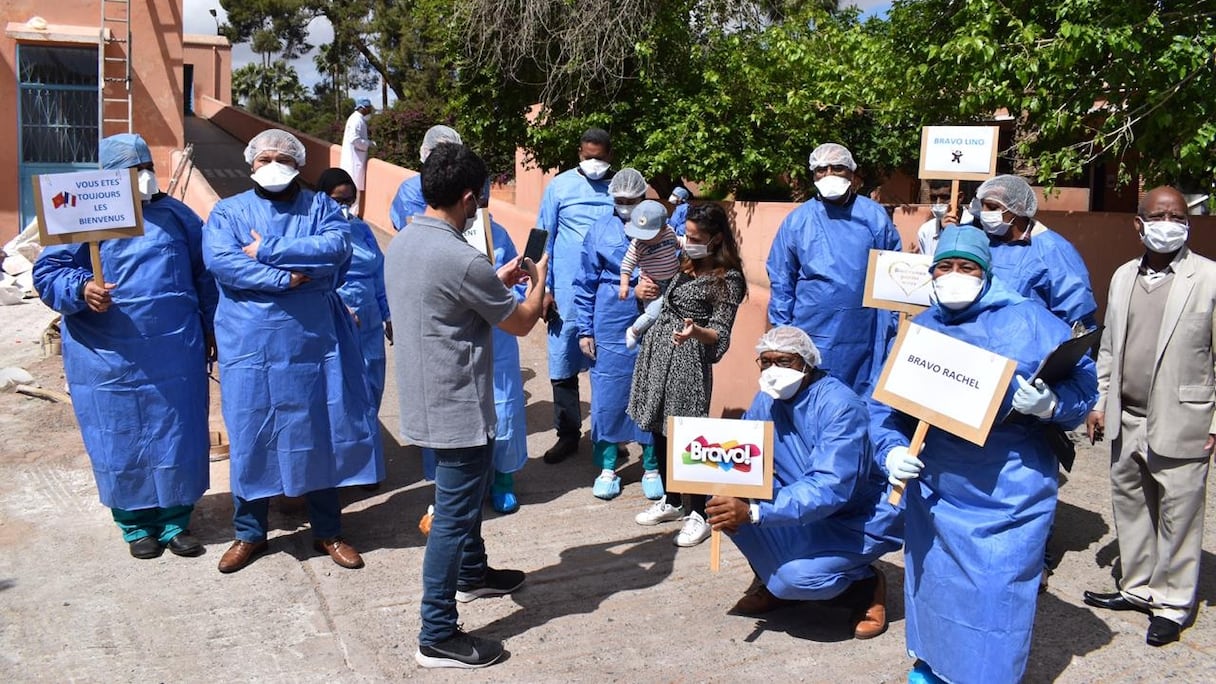 Lino dans les bras de sa maman posant pour une photo souvenir avec le corps médical de l'hôpital Arrazi de Marrakech.
