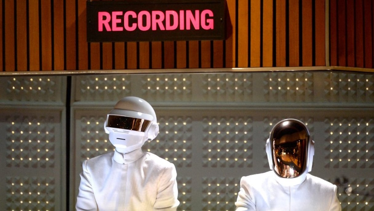 Le 26 janvier 2014, les musiciens français Thomas Bangalter (à gauche) et Guy-Manuel de Homem-Christo de Daft Punk se produisent sur scène lors du 56e Grammy Awards au Staples Center de Los Angeles, Californie. Les Daft Punk ont annoncé leur séparation, le 22 février 2021.