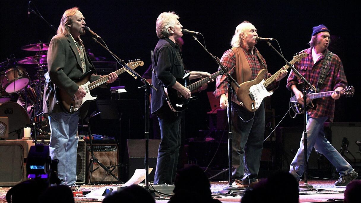 Stephen Stills, (g.) Graham Nash (2e g.), David Crosby (2e d.) et Neil Young (d.) de retour pour se produire en direct pour la première fois depuis 1974 au Palais de Auburn Hill, Michigan. Photo d'archive prise le 24 janvier 2000. 
