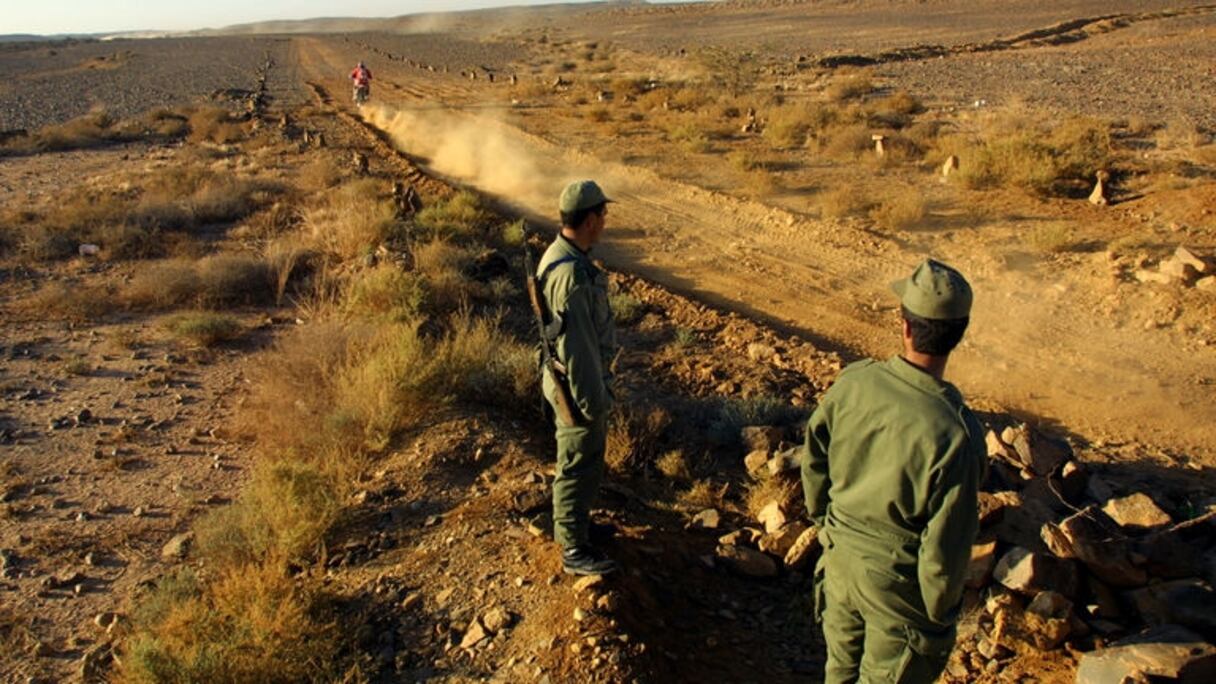 Des éléments des Forces auxilières (FA) surveillant la frontière terrestre marocaine avec l'Algérie.
