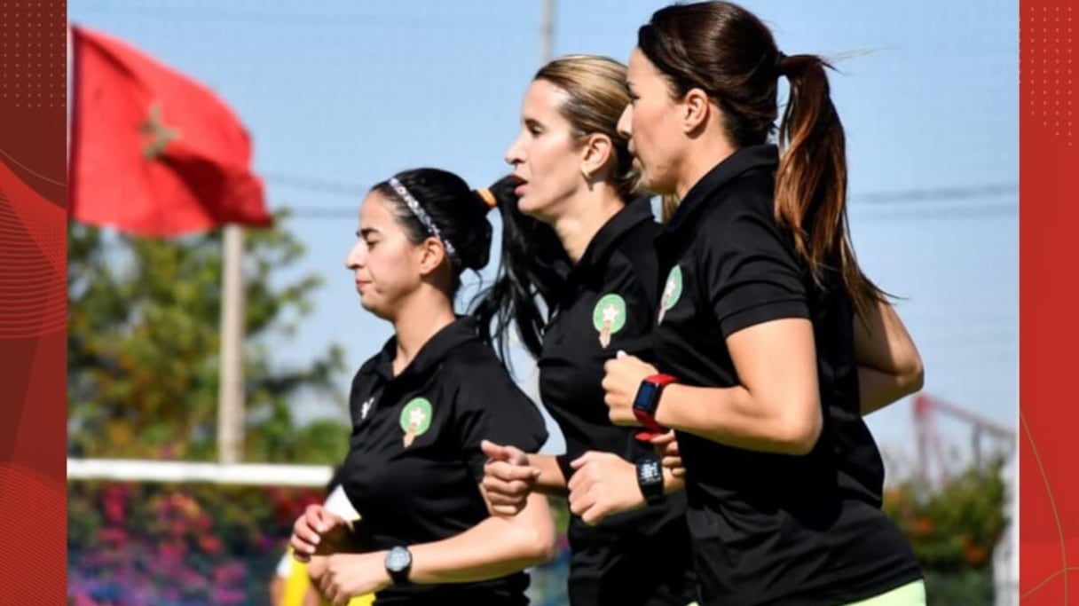 Les arbitres Bouchra Karboubi, Fatiha Jermouni et Soukaina Hamdi.
