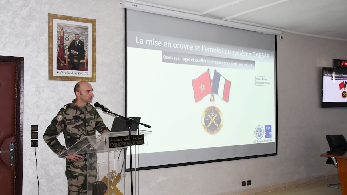 Lors d'une séance d'instruction sur l'emploi du système CAESar à l'Ecole royale de l'artillerie.
