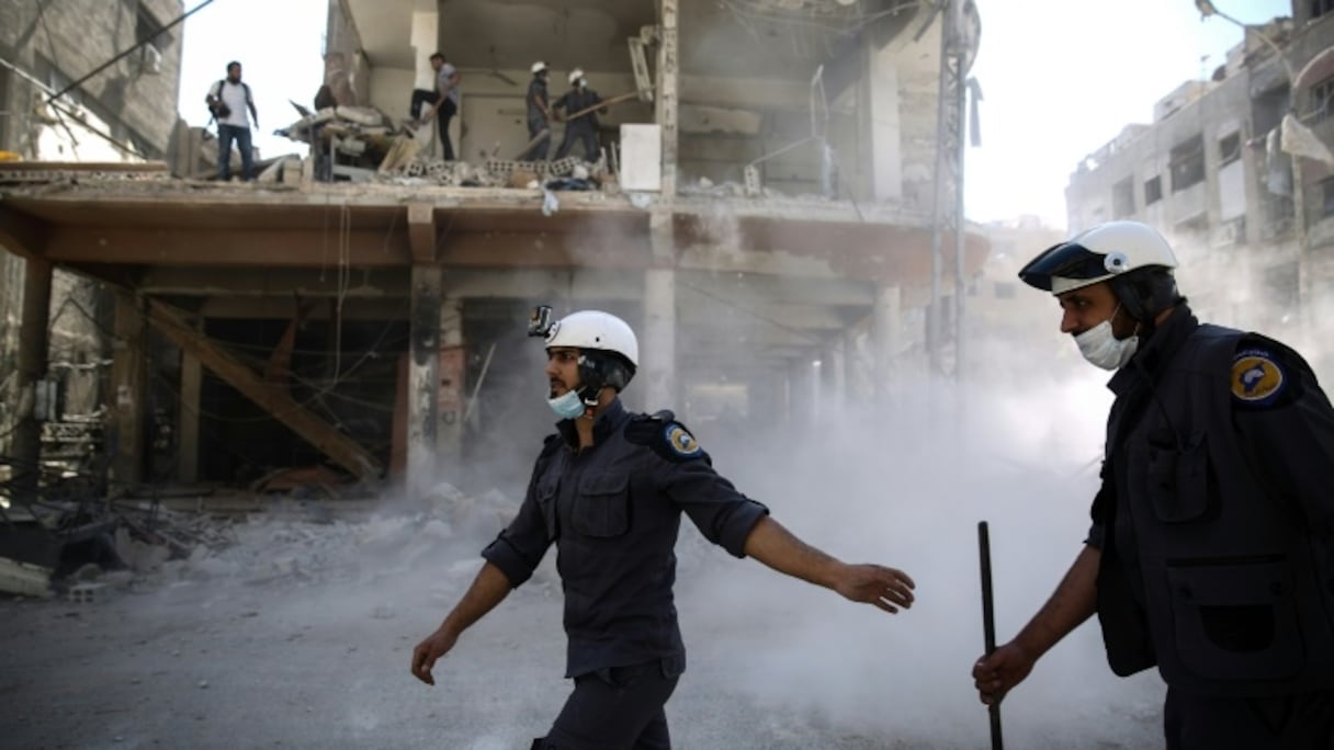 Des secours au milieu des décombres, le 5 octobre 2016, dans un quartier détruit par les bombardements à Alep.
