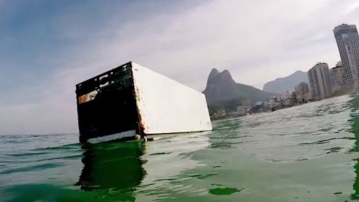 Drôle de rencontre avec un réfrigérateur flottant dans la baie de Rio. 
