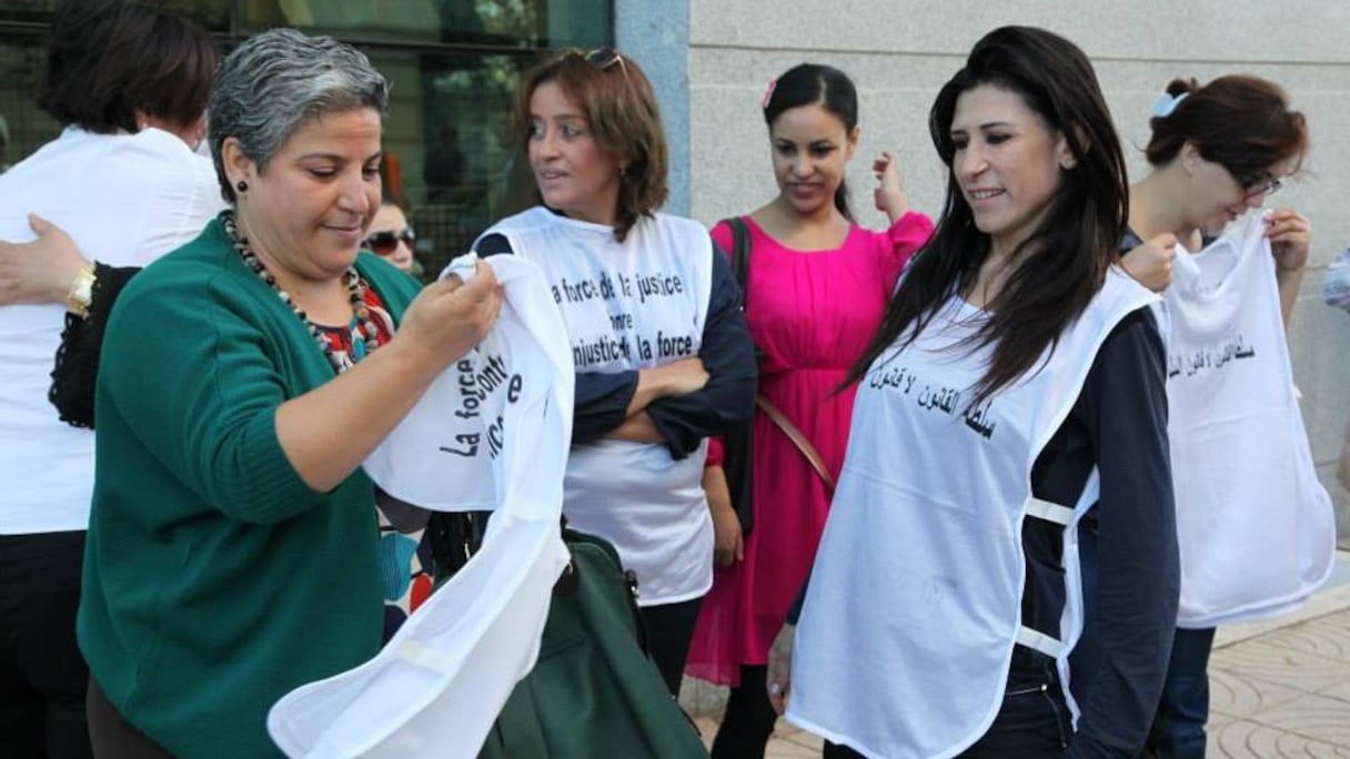 Distribution, ce matin, de tee shirts portant cette inscription : "La force de la justice contre l'injustice de la force"
