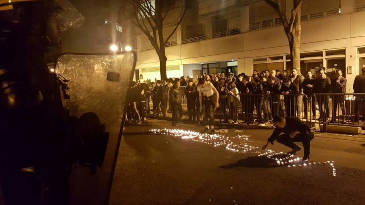 Environ 150 membres de la communauté asiatique se sont rassemblés devant le commissariat du 19e arrondissement, dans le nord de Paris, lundi soir.
