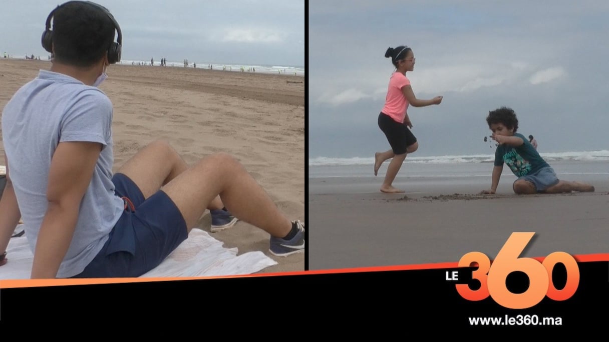 Adultes et enfants retrouvent les joies de la plage, à Aïn Diab, le 25 juin 2020. 
