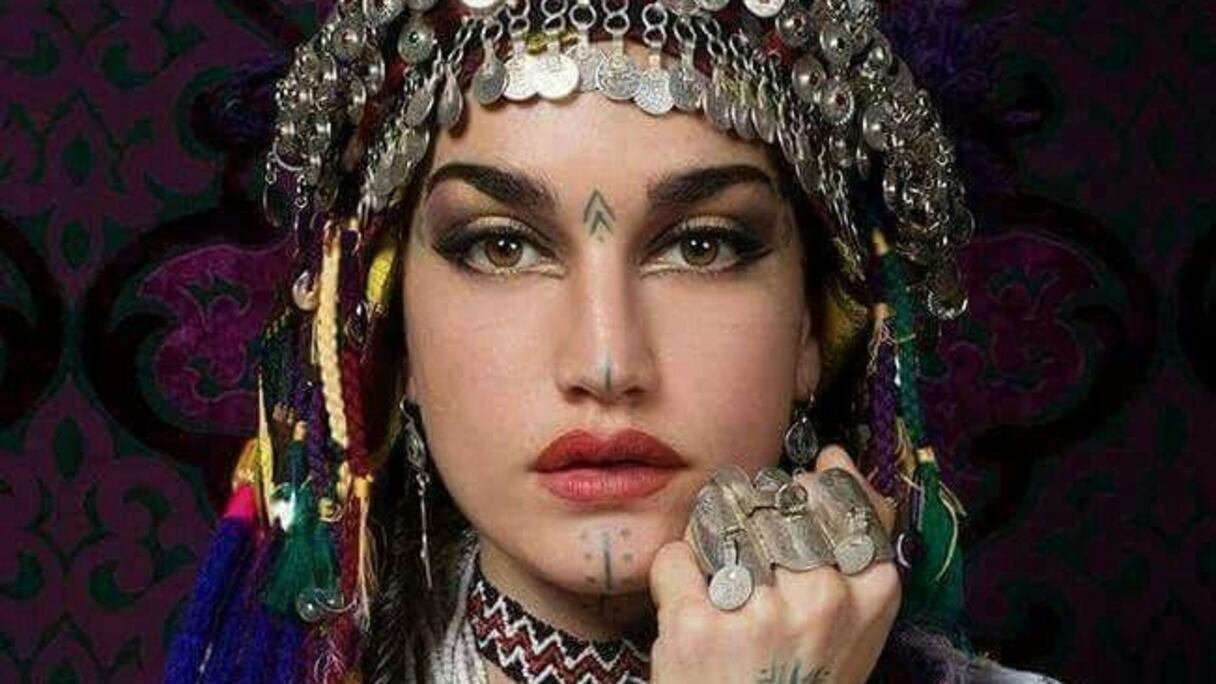 Portrait d'une jeune femme en parure traditionnelle amazighe (photographie d'illustration).
