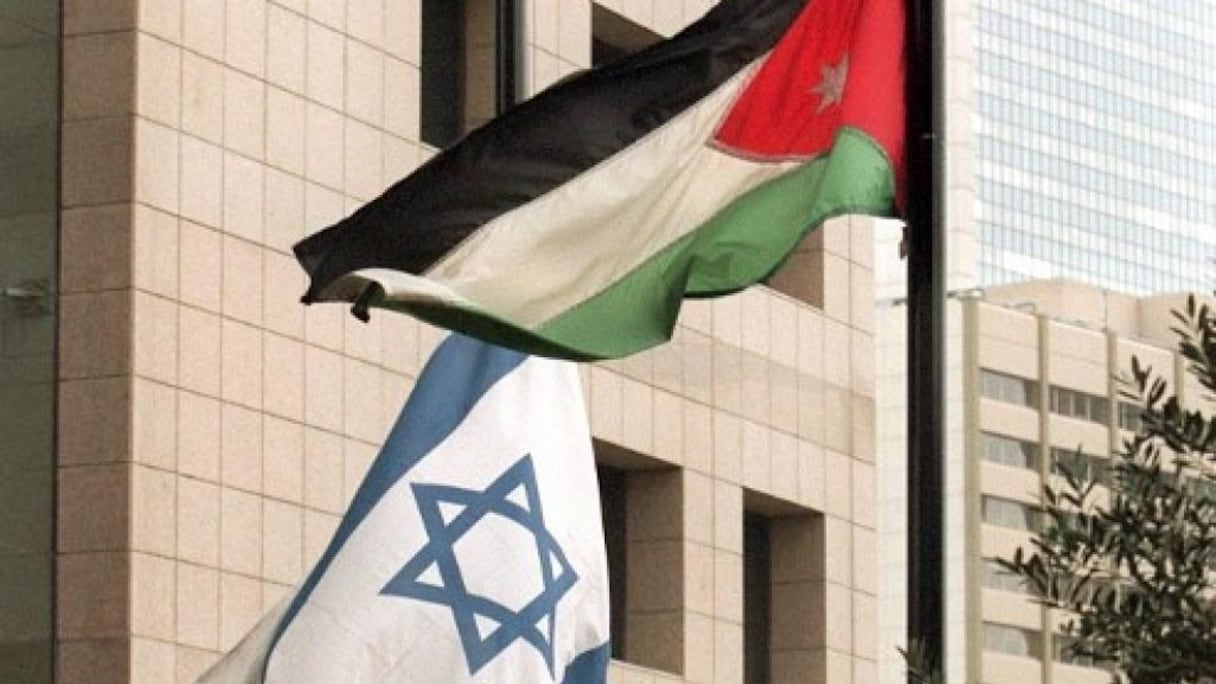 Drapeaux de la Jordanie et d'Israël
