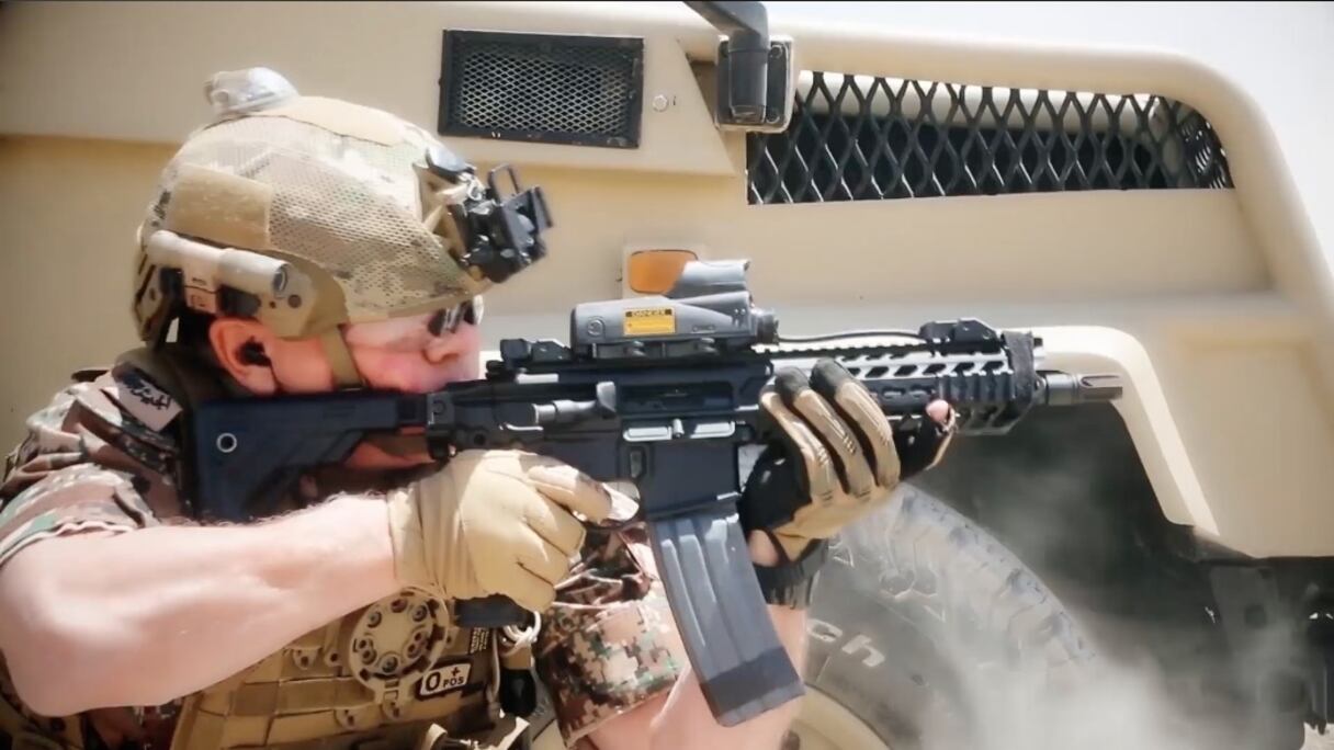 Le roi Abdallah II de Jordanie prenant part à des manoeuvres militaires aux côtés de soldats de son pays.
