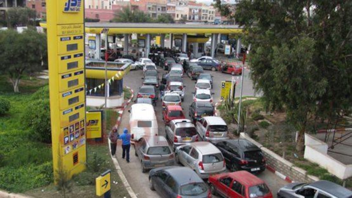 Pour faire face à la pénurie de carburants qui pénalise les Algériens, les décideurs redécouvrent la politique de l'autruche. 
