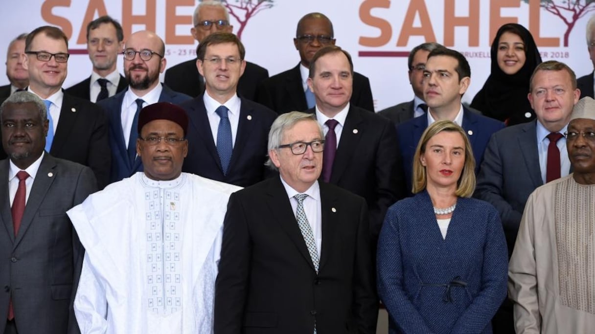 Le président du G5 Sahel et chef d'Etat nigérien Mahamadou Issoufou (2e à gauche), le président de la Commission européenne Jean-Claude Juncker (centre) et la cheffe de la diplomatie européenne Federica Mogherini (droite), à Bruxelles le 23 février 2018.
