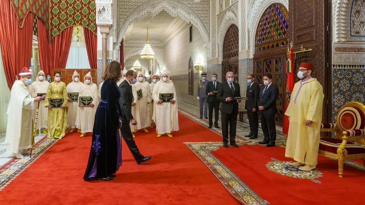 Le Roi remet les Dahirs de nomination à plusieurs ambassadeurs.
