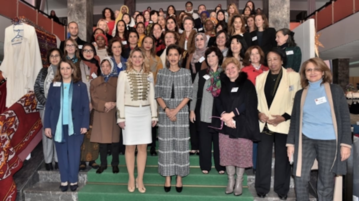 La princesse Lalla Meryem présidant la cérémonie d’inauguration du Bazar international de bienfaisance du Cercle diplomatique de Rabat.
