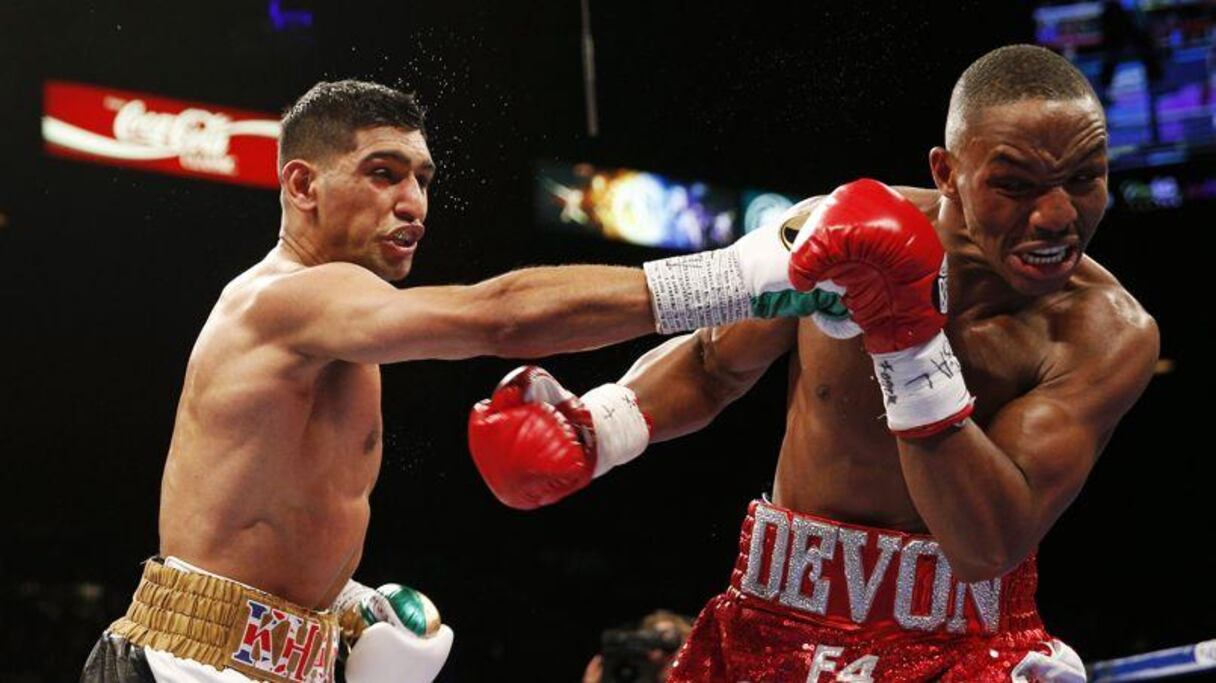 Amir Khan, à gauche, lors de son combat contre Devon Alexander, le 14 décembre 2014.
