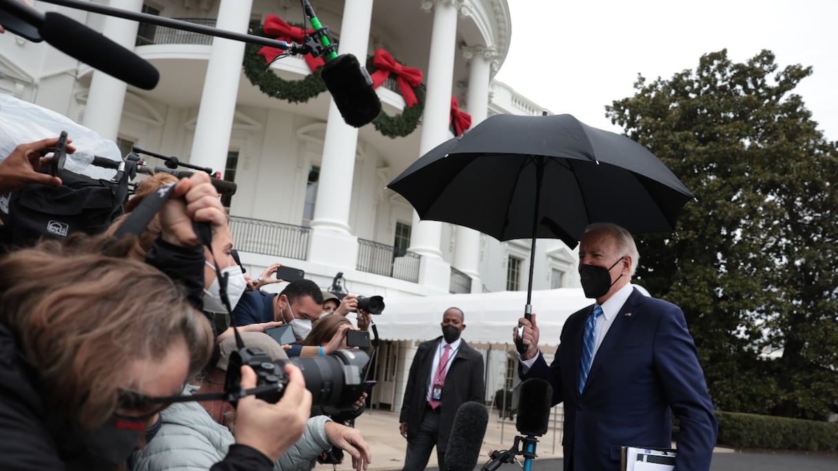 Joe Biden s'entretient avec des journalistes avant de quitter la Maison Blanche, le 27 décembre 2021 à Washington. Le président américain  et la première dame, Jill Biden, se rendent dans le Delaware, pour les vacances du Nouvel An.
