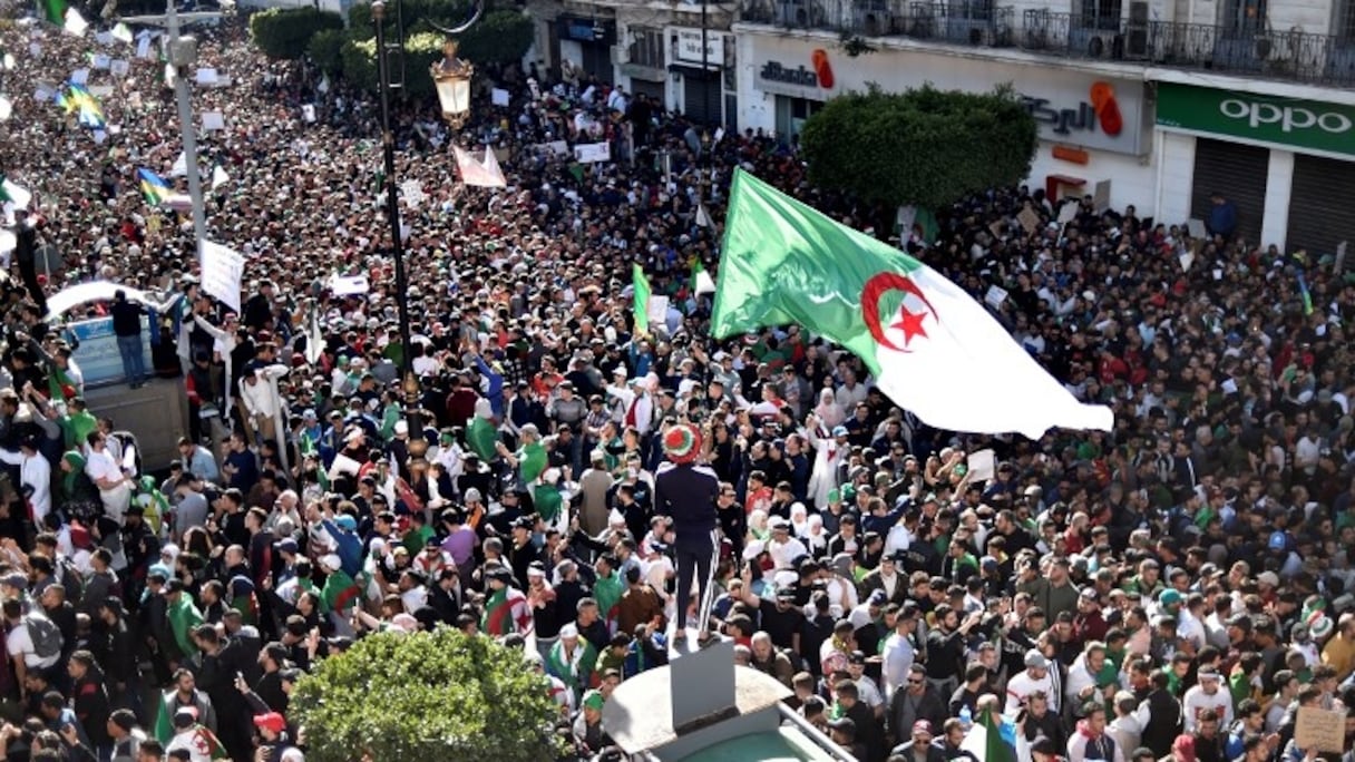 Algérie: une foule immense défile dans le centre d'Alger.
