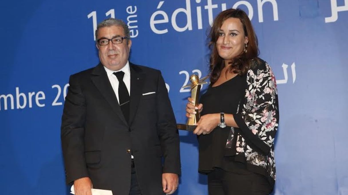 Khalil Hachimi Idrissi, directeur de le MAP, remettant le prix de la presse écrite à Ilham Boumnade, journaliste à L'Economiste.
