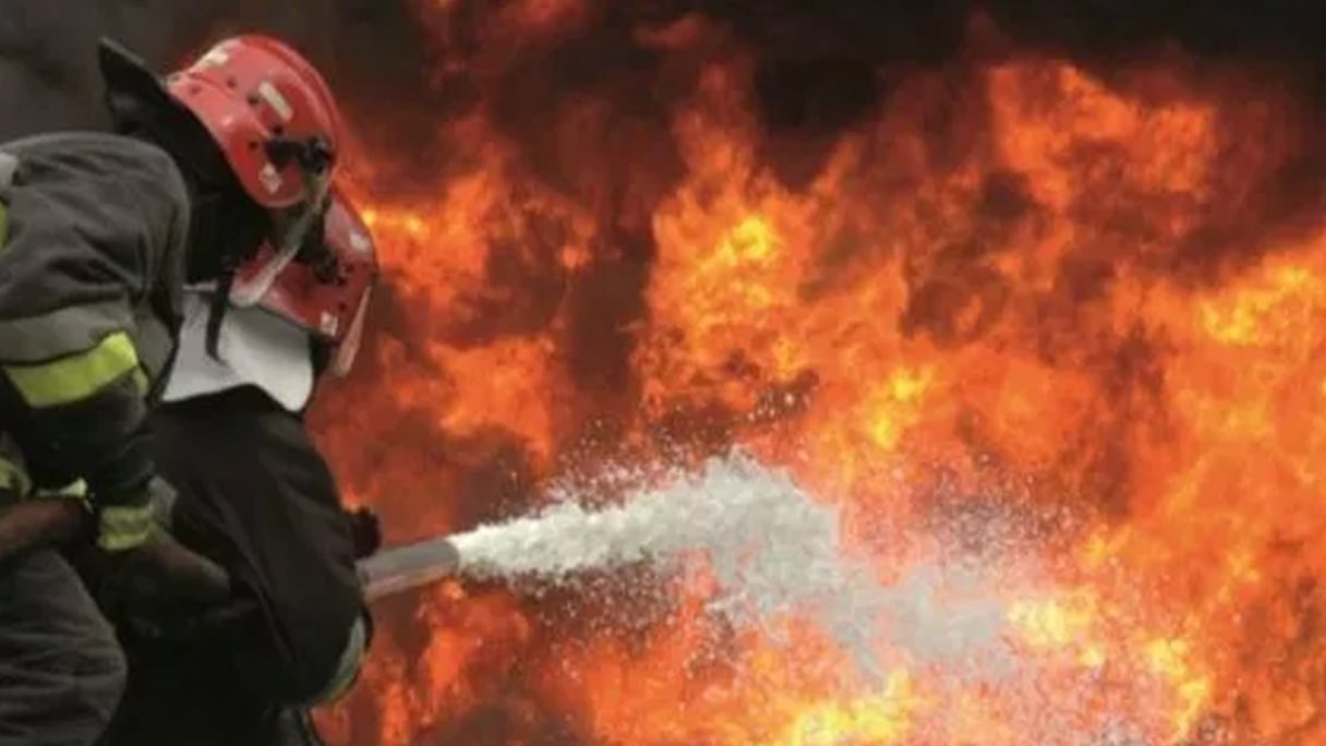 Des pompiers luttant contre un incendie.
