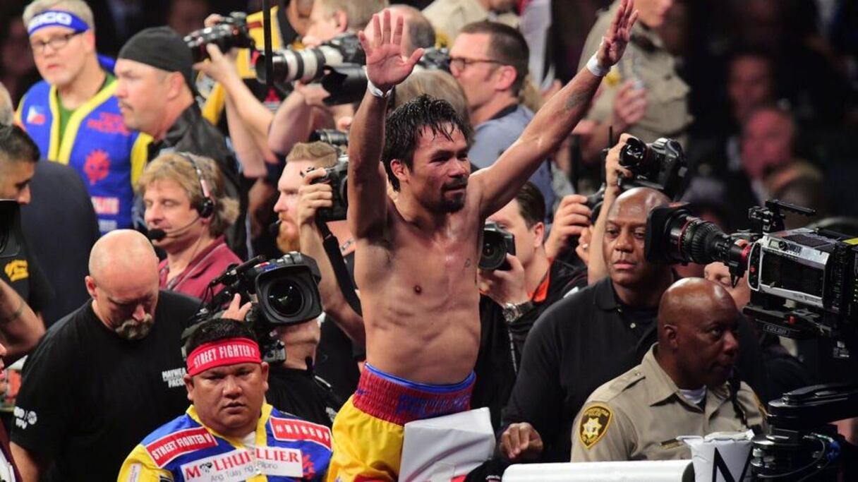 Manny Pacquiao salue la foule malgré sa défaite.