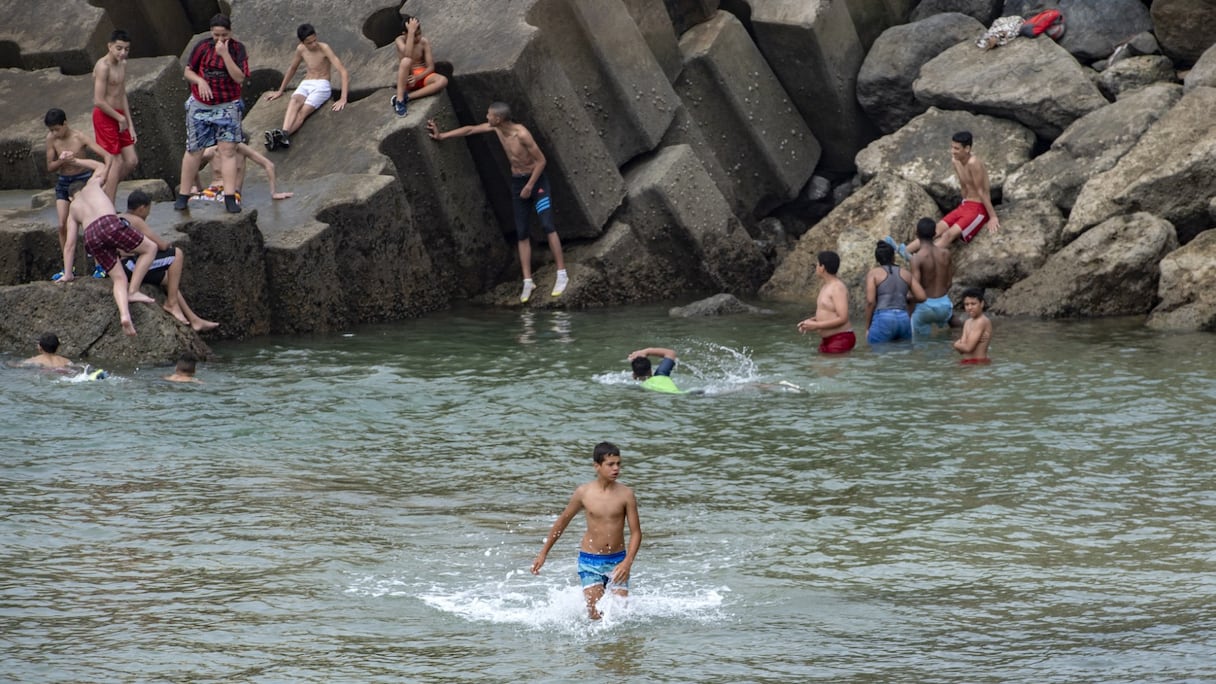 Des Marocains se rassemblent sur une plage le long de la côte de la ville de Salé, au nord de la capitale Rabat, le 25 juin, 2020.
