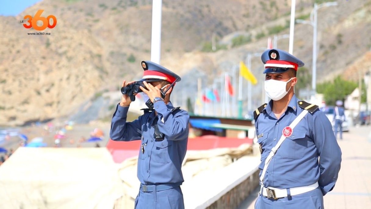 Les plages d'Al Hoceïma ont retrouvé leurs visiteurs. Les gendarmes veillent au respect des consignes sanitaires.
