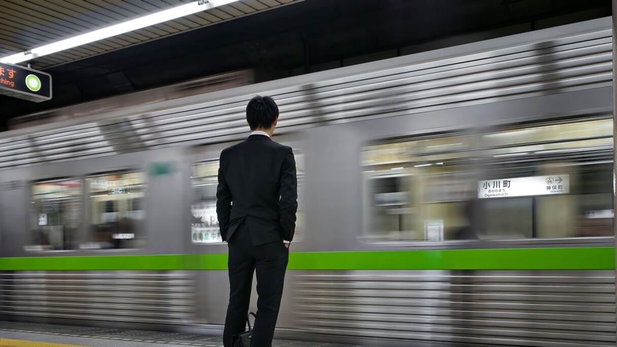 Au Japon, les "salarymen", ce sont ces armées d'employés masculins en costume sombre et chemise blanche qui consacrent leur vie à leur entreprise.
