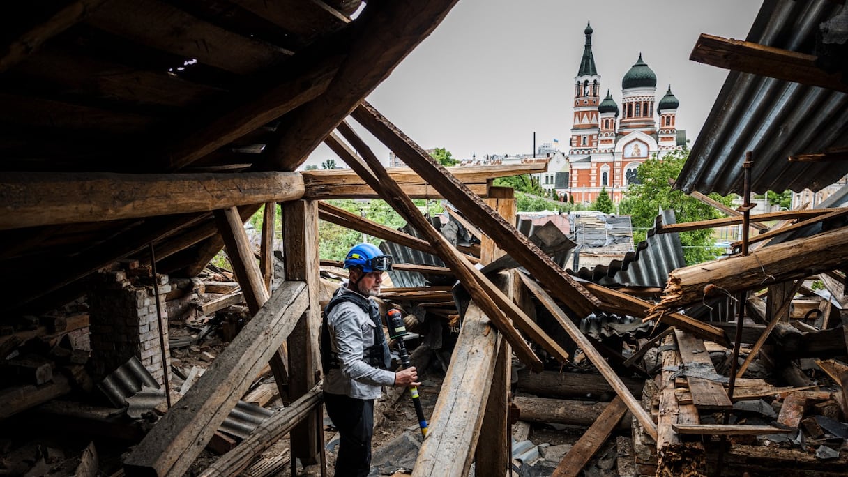 Un ingénieur français, Emmanuel Durand, utilise son laser-scanner le 26 mai 2022 pour cartographier l'architecture de la caserne de pompiers de Kharkiv, construite en 1887. Depuis le début de la guerre en Ukraine, obus et missiles ont endommagé les bâtiments historiques.
