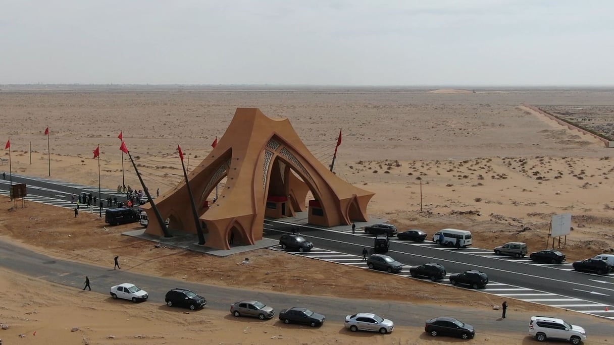 Des véhicules circulent sur des routes asphaltées, dans la Région de Laâyoune-Sakia El Hamra. 
