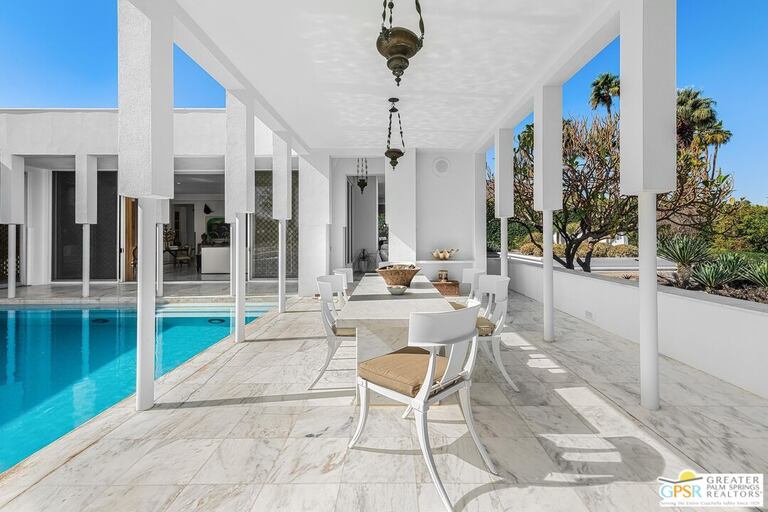 Ornant les plafonds, des luminaires en cuivre typiques de l'artisanat marocain.