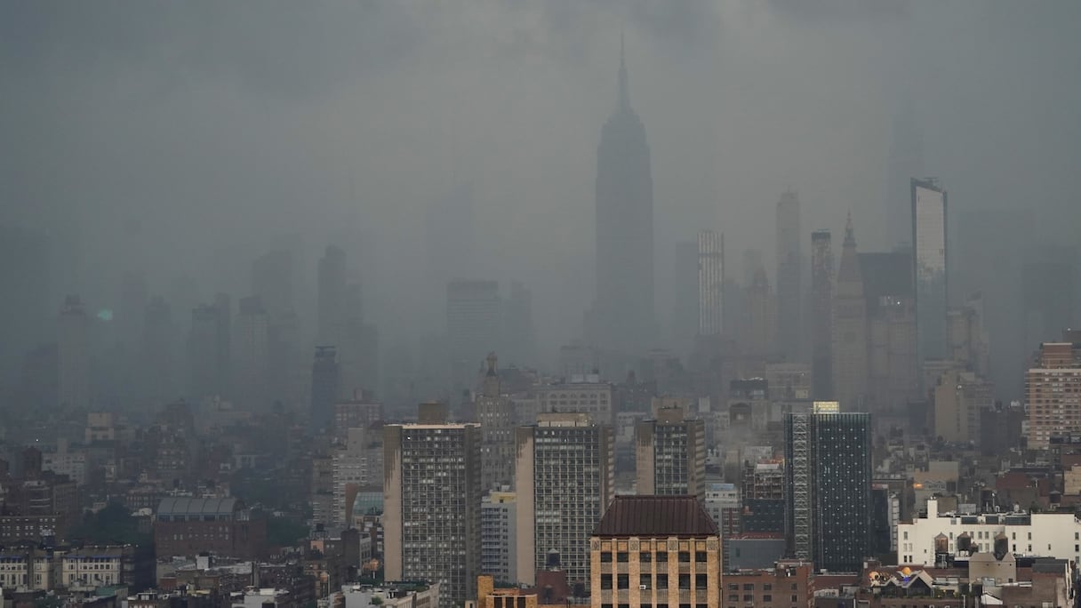 La pluie recouvre l'Empire State Building à New York, le 8 juillet 2012, alors que la tempête tropicale Elsa se déplace vers le nord-est avec de fortes pluies et des avertissements de crues éclair.
