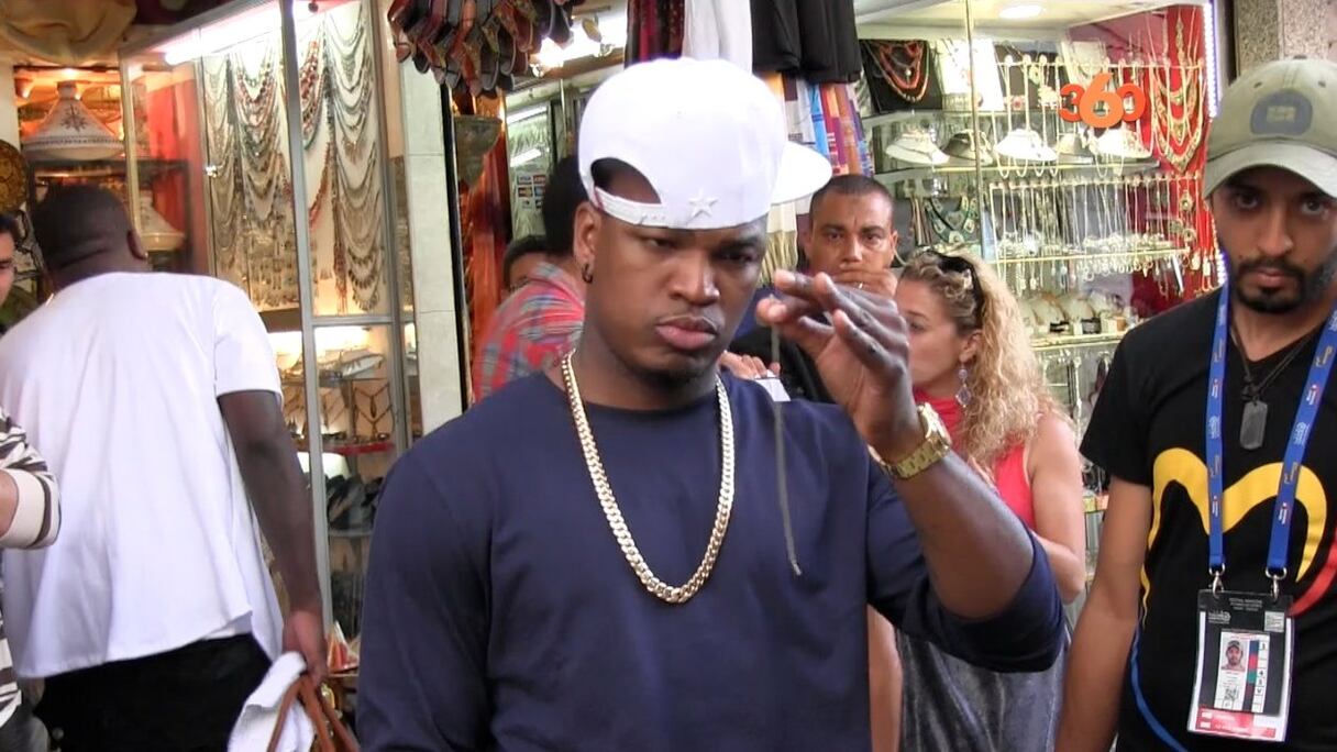 Notre paparazzi de cameraman l'attendait de pied ferme! Ne-Yo se promène parmi les boutiques chamarrées d'un conte d'Orient. 
