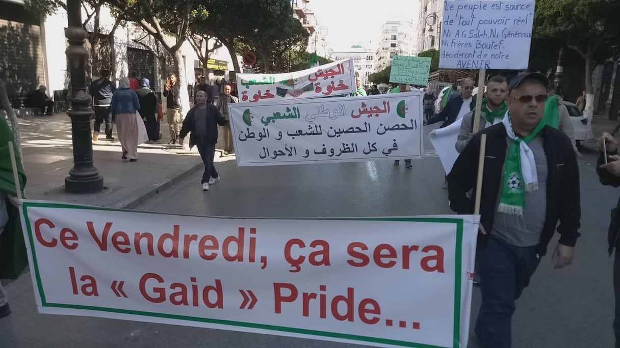 Des Algériens manifestent contre le général Gaïd Salah, le 29 mars à Alger.
