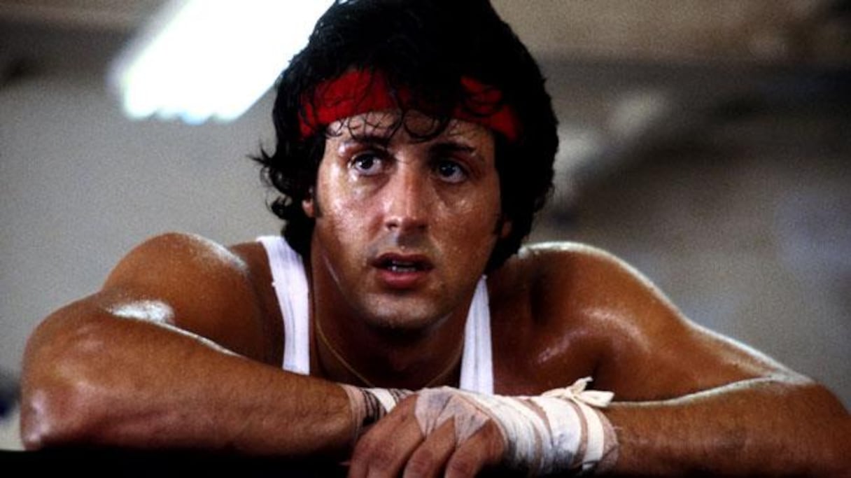 Sorti en 1976, Rocky raconte comment un boxeur de seconde zone (Sylvester Stallone) va devenir champion. Une vraie leçon de vie portée par des répliques du type: "Ce qui compte, ce n'est pas la force des coups que tu donnes, mais le nombre de coups que tu encaisses tout en continuant d'avancer". 
