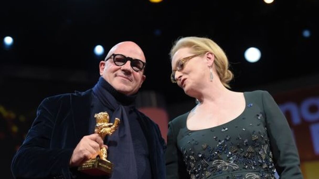 Le réalisateur Gianfranco Rosi recevant l'Ours d'or de la Berlinale , avec la présidente du jury, Meryl Streep.
